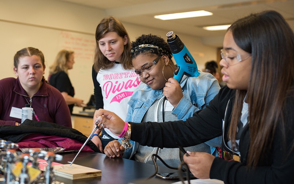 Young girls experimenting at the 2019 Digital Divas event.